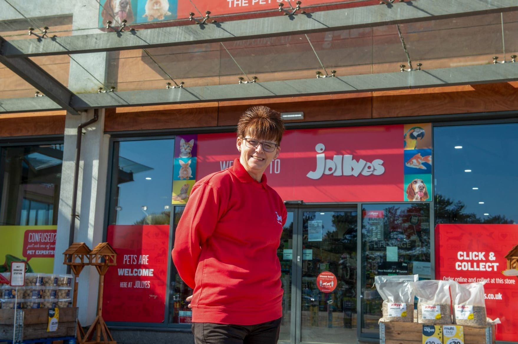 Jollyes unveils manager for new Stirling store